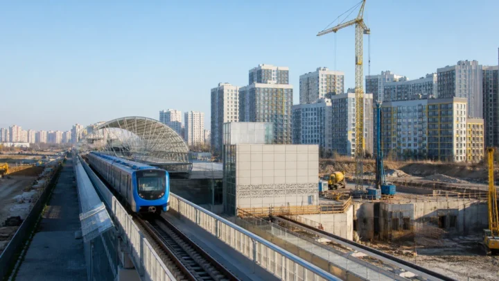 Будівництво лінії метро у житловому районі Києва