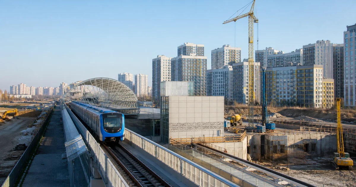 Будівництво лінії метро у житловому районі Києва