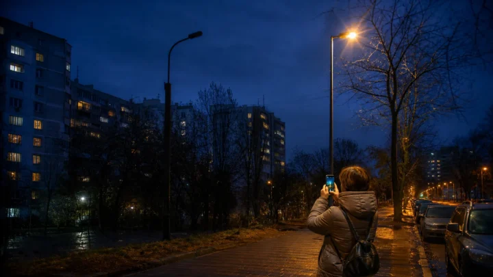 Мешканка фотографує непрацюючий ліхтар на темній київській вулиці
